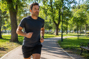Caminar con mayor intensidad y velocidad, el hábito simple que está revolucionando la salud a partir de los 40 años
