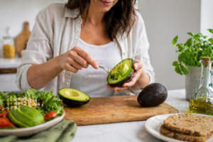 La palta contribuye a una mejor salud cardiovascular y digestiva, según especialistas