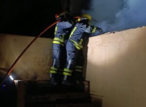 “Evitaron que perdiéramos las dos casas”: emotivo agradecimiento a los Bomberos tras un feroz incendio en Venado Tuerto