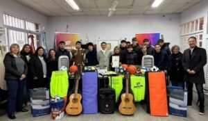 Entregaron a escuelas de Venado Tuerto y La Chispa elementos comprados con fondos de bienes incautados al delito