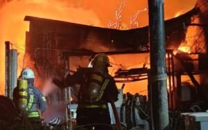 Voraz incendio en dos viviendas de Venado Tuerto: trabajaron cuatro unidades de Bomberos durante más de tres horas
