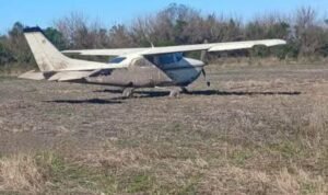 Hallaron una avioneta abandonada en un campo e investigan su vínculo con el narcotráfico