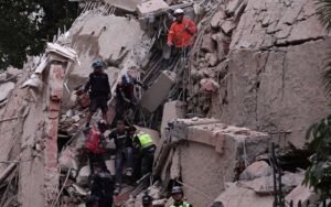 Cinco Bomberos de Venado Tuerto y uno de María Teresa viajan a Venezuela para colaborar en tareas de busqueda y rescate tras el devastador terremoto