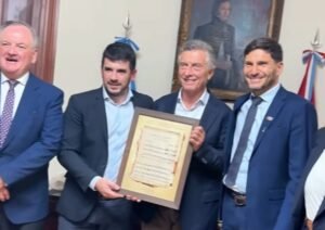 Leonel Chiarella le entregó a Mauricio Macri una copia de la Marcha de San Lorenzo