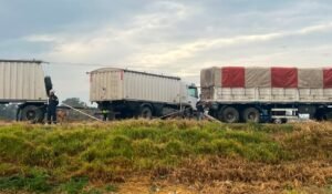 Trágico accidente en Ruta 33 a la altura de Venado Tuerto tras choque entre dos camiones y una moto