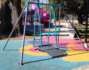 Inclusión en la Plaza San Martín de Venado Tuerto: instalaron un juego adaptado para niños con discapacidad