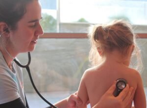 El Gobierno de Venado Tuerto, el Hospital Gutiérrez y la UGR lanzan un dispositivo de kinesiología respiratoria pediátrica