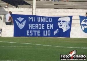 El trapo de Rivadavia de Venado Tuerto apareció en un hilo viral sobre banderas del Indio Solari en canchas de fútbol