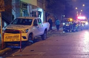 Dos mujeres trasladadas al Hospital tras un choque contra una camioneta estacionada en Venado Tuerto
