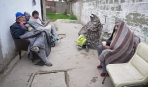 Un incendio destapó el horror: adultos mayores fueron encontrados hacinados y sin comida en un geriátrico clandestino