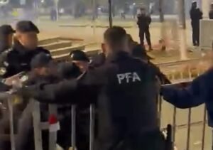 Imputaron a una mujer a la que se investiga por agredir a un policía durante el festejo del miércoles en Venado Tuerto por la victoria de la selección argentina de fútbol