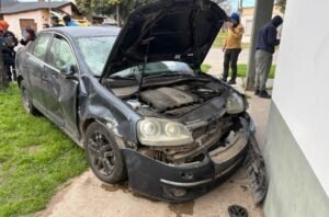 Fuerte accidente en calles de Venado Tuerto: Un auto terminó chocando contra un comercio