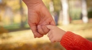 Una abuela empezó a cobrar por cuidar a su nieto: “Una cosa es el amor y otra es el trabajo”