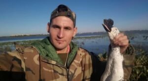 Denunciaron a un influencer por cazar y difundir imágenes de aves protegidas en Santa Fe