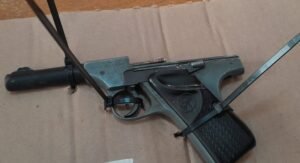 Lo echaron de un show en Venado Tuerto por disturbios, sacó un arma y terminó detenido junto a una mujer