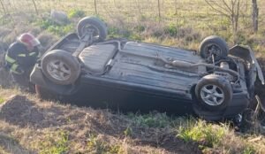 Accidente en Venado Tuerto: Un auto terminó volcando en una cuneta