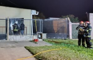 Emergencias en Venado Tuerto: Una mujer quedó atrapada y otra terminó en el Hospital tras un incendio