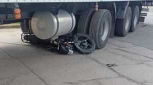 Impactante accidente entre un camión y una motocicleta en ruta 8 en Venado Tuerto