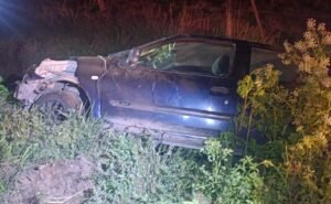 Noche y madrugada accidentadas en Venado Tuerto: un auto cayó a una cuneta, dos motociclistas terminaron en el Hospital y un incendio
